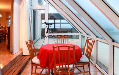 Coin salon dans l'établissement Beach Front Home In Plougonvelin