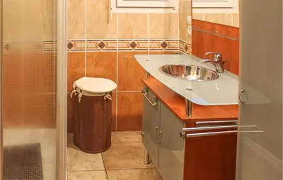 Salle de bains dans l'établissement Beach Front Home In Plougonvelin