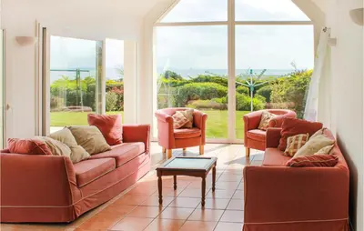Coin salon dans l'établissement Beach Front Home In Plougonvelin