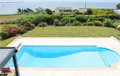 Piscine de l'établissement Beach Front Home In Plougonvelin ou située à proximité