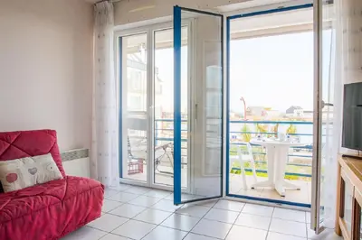 Télévision ou salle de divertissement dans l'établissement À 200m de la plage, appartement vue mer pour 2