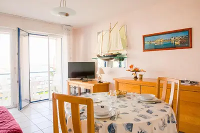 Télévision ou salle de divertissement dans l'établissement À 200m de la plage, appartement vue mer pour 2