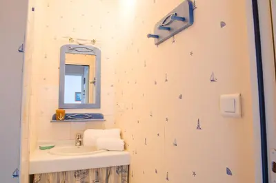 Salle de bains dans l'établissement À 200m de la plage, appartement vue mer pour 2