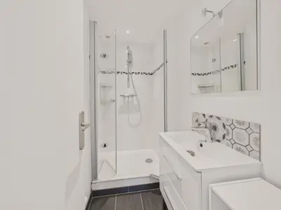 Salle de bains dans l'établissement 400 m plage - Fouesnant Beg Meil - Appart pour 4