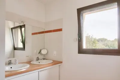 Salle de bains dans l'établissement Jardin et piscine - 1km de la plage de Mousterlin