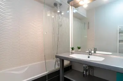 Salle de bains dans l'établissement Les Thermes 421- Appt pour 4 avec piscine partagée