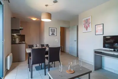 Cuisine ou kitchenette dans l'établissement Les Thermes 511 - Appt proche plage avec piscine partagée