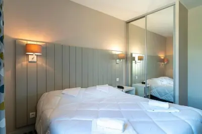 Un ou plusieurs lits dans un hébergement de l'établissement Les Thermes 511 - Appt proche plage avec piscine partagée