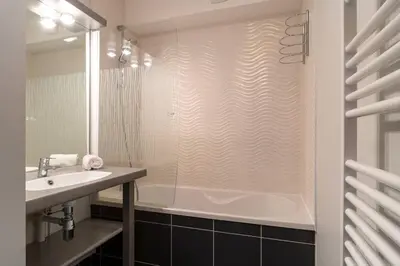 Salle de bains dans l'établissement Les Thermes 511 - Appt proche plage avec piscine partagée