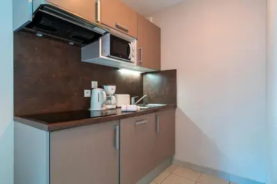 Cuisine ou kitchenette dans l'établissement Les Thermes 511 - Appt proche plage avec piscine partagée
