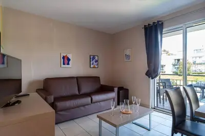 Coin salon dans l'établissement Les Thermes 511 - Appt proche plage avec piscine partagée