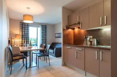 Cuisine ou kitchenette dans l'établissement Les Thermes 408 - Appt pour 4 avec piscine partagée