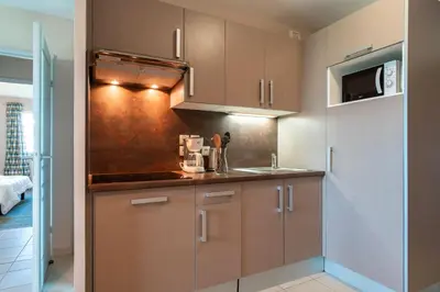 Cuisine ou kitchenette dans l'établissement Les Thermes 408 - Appt pour 4 avec piscine partagée