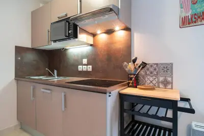 Cuisine ou kitchenette dans l'établissement Le Jardin des Thermes - Proche Thalasso