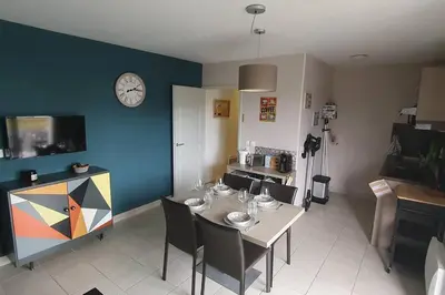 Télévision ou salle de divertissement dans l'établissement Le Jardin des Thermes - Proche Thalasso