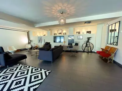 Télévision ou salle de divertissement dans l'établissement Le Loft Cinéma Concarneau