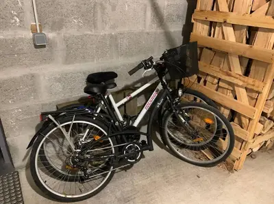 Vélo sur le terrain de l'établissement Le Loft Cinéma Concarneau ou dans les environs