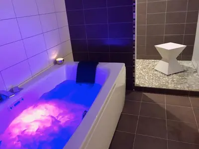Salle de bains dans l'établissement Le Loft Cinéma Concarneau