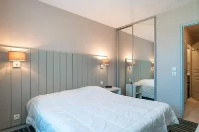 Un ou plusieurs lits dans un hébergement de l'établissement Les Thermes 404 - Appt proche plage avec piscine partagée
