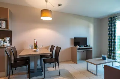 Cuisine ou kitchenette dans l'établissement Les Thermes 404 - Appt proche plage avec piscine partagée