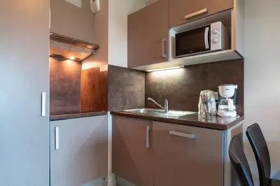 Cuisine ou kitchenette dans l'établissement Les Thermes 404 - Appt proche plage avec piscine partagée