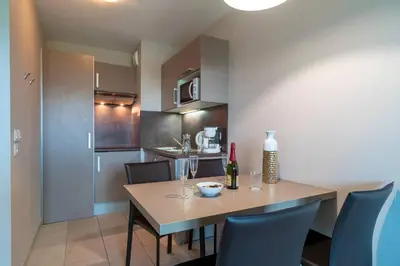 Cuisine ou kitchenette dans l'établissement Les Thermes 404 - Appt proche plage avec piscine partagée