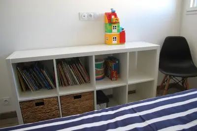 Bibliothèque dans la maison de vacances