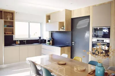 Cuisine ou kitchenette dans l'établissement Villa de la plage des Amiets #piscine intérieure privée# les pieds dans l'eau