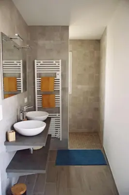 Salle de bains dans l'établissement Villa de la plage des Amiets #piscine intérieure privée# les pieds dans l'eau