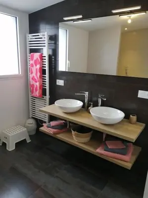 Salle de bains dans l'établissement Villa de la plage des Amiets #piscine intérieure privée# les pieds dans l'eau