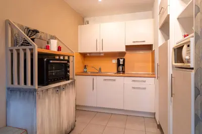 Cuisine ou kitchenette dans l'établissement Liorzh - Appt proche plage idéal pour familles