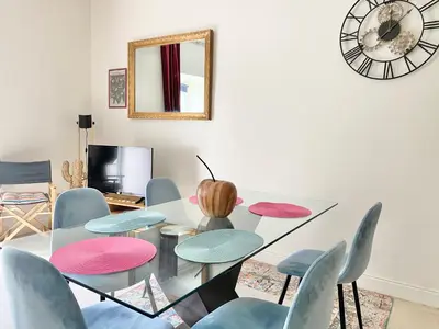 Télévision ou salle de divertissement dans l'établissement LE MANOIR - REZ DE CHAUSSEE - PARKING - WIFI - CENTRE VILLE