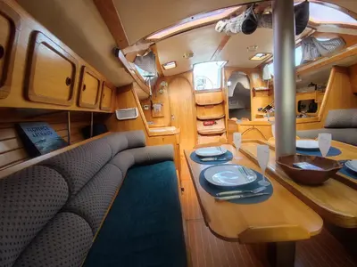 Coin salon dans l'établissement Location Unique : Le Bateau d'Antoine à Roscoff