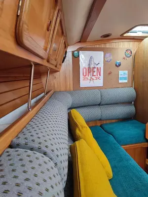 Coin salon dans l'établissement Location Unique : Le Bateau d'Antoine à Roscoff
