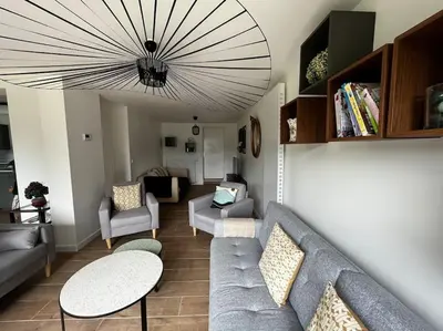 Coin salon dans l'établissement Belle maison proche centre ville et plage (3,5km)
