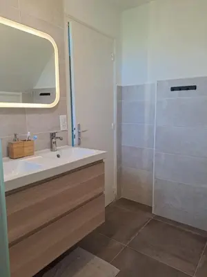 Salle de bains dans l'établissement Belle maison proche centre ville et plage (3,5km)