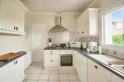 Cuisine ou kitchenette dans l'établissement Maison 5 chambres avec accès direct à la plage