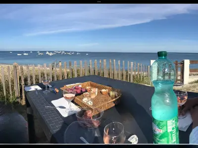 Boissons dans l'établissement Maison 5 chambres avec accès direct à la plage