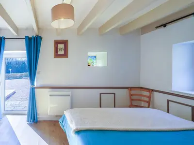 Un ou plusieurs lits dans un hébergement de l'établissement Holiday Home la chaumière de Quélarn by Interhome