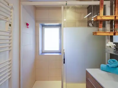 Cuisine ou kitchenette dans l'établissement Holiday Home la chaumière de Quélarn by Interhome