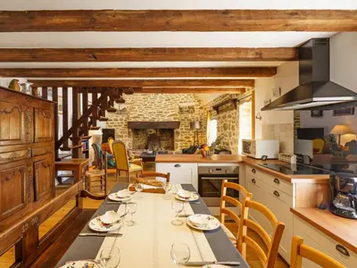 Cuisine ou kitchenette dans l'établissement Holiday Home la chaumière de Quélarn by Interhome