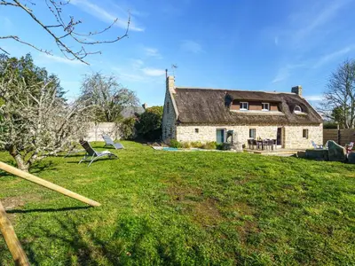 Jardin de l'établissement Holiday Home la chaumière de Quélarn by Interhome