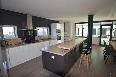 Cuisine ou kitchenette dans l'établissement La villa des amiets, piscine chauffée et à 500 m de la plage