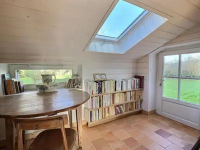 Bibliothèque dans la maison de vacances