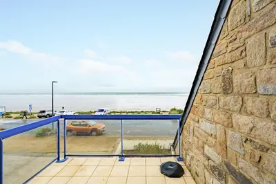 Vue générale sur la mer ou vue sur la mer prise depuis l'appartement