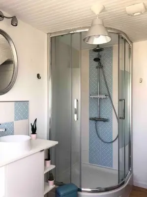 Salle de bains dans l'établissement Maison avec Jardin,Terrasse,bar,baby foot 4-6 pers