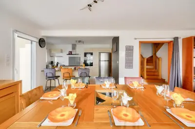 Cuisine ou kitchenette dans l'établissement Pays Bigouden, maison pour 8 avec piscine