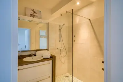 Salle de bains dans l'établissement Pays Bigouden, maison pour 8 avec piscine