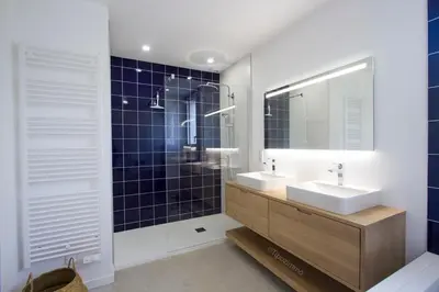 Salle de bains dans l'établissement Tipoz'Immo - Ti Marin 500m de la plage et restaurant à pied - linge inclus et lits faits - wifi inclus - grande terrasse plein sud - spacieuse - lumineuse