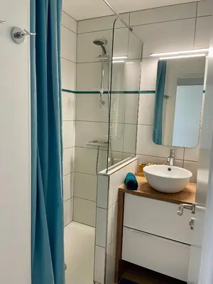 Salle de bains dans l'établissement L'ECHAPPÉE BELLE avec piscine